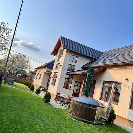 Famives Vendeghaz Bed and Breakfast Racul Buitenkant foto