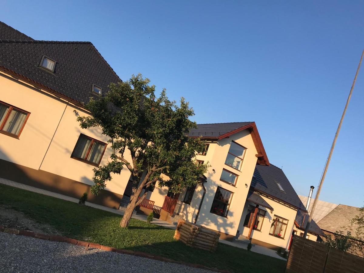 Famives Vendeghaz Bed and Breakfast Racul Buitenkant foto