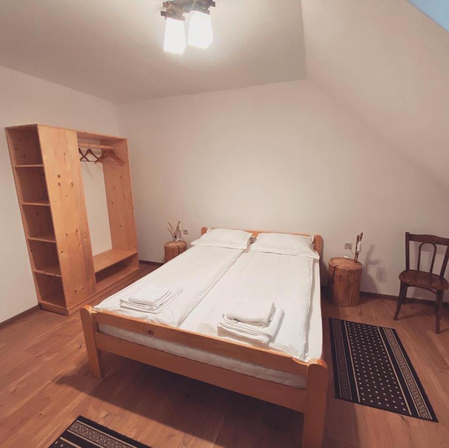 Famives Vendeghaz Bed and Breakfast Racul Buitenkant foto
