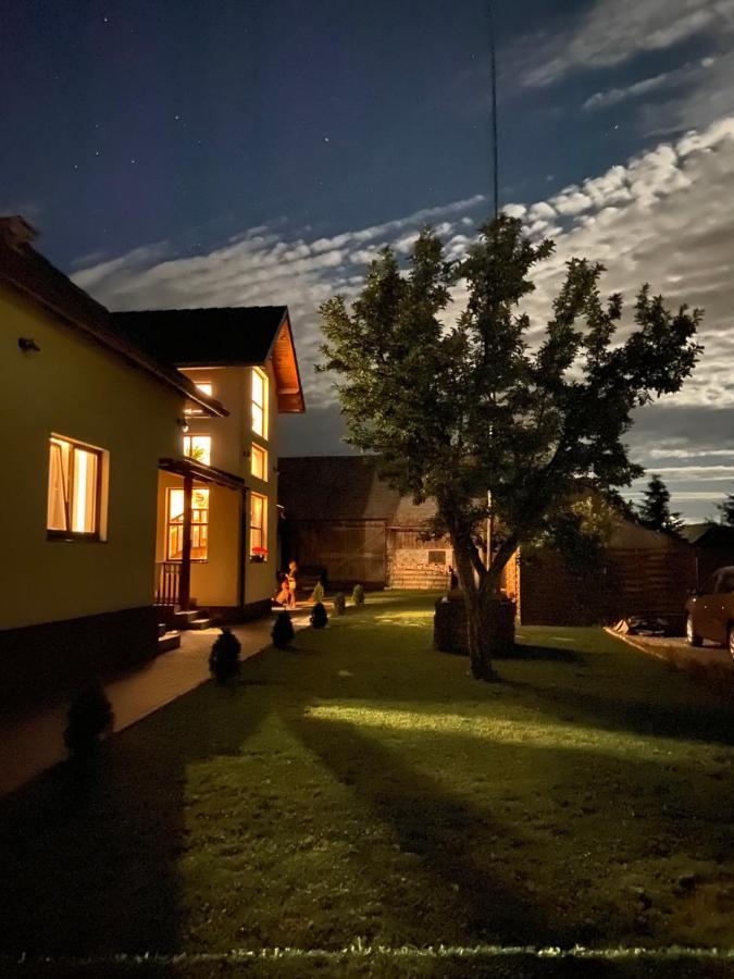 Famives Vendeghaz Bed and Breakfast Racul Buitenkant foto