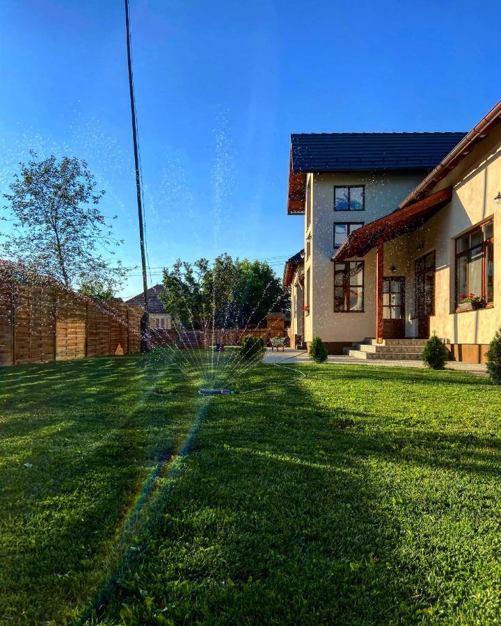 Famives Vendeghaz Bed and Breakfast Racul Buitenkant foto