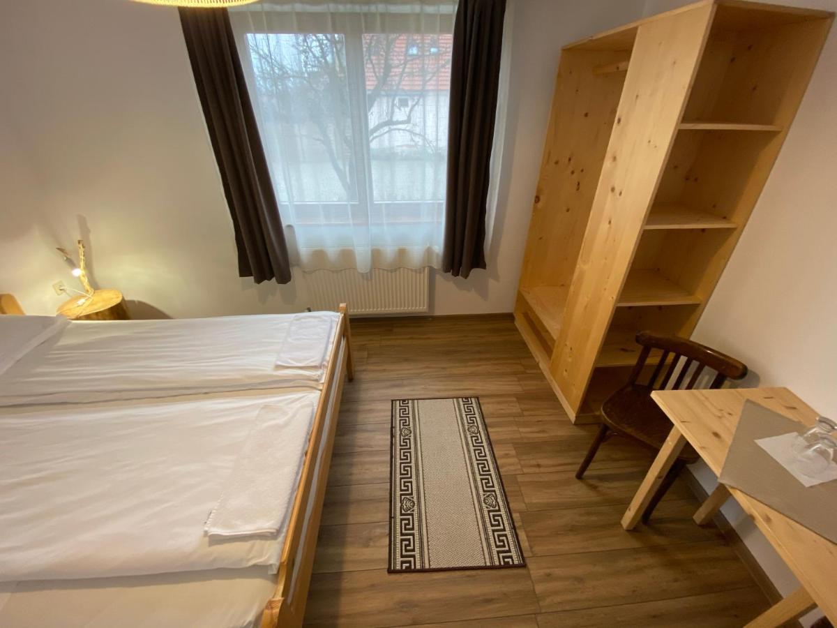 Famives Vendeghaz Bed and Breakfast Racul Buitenkant foto