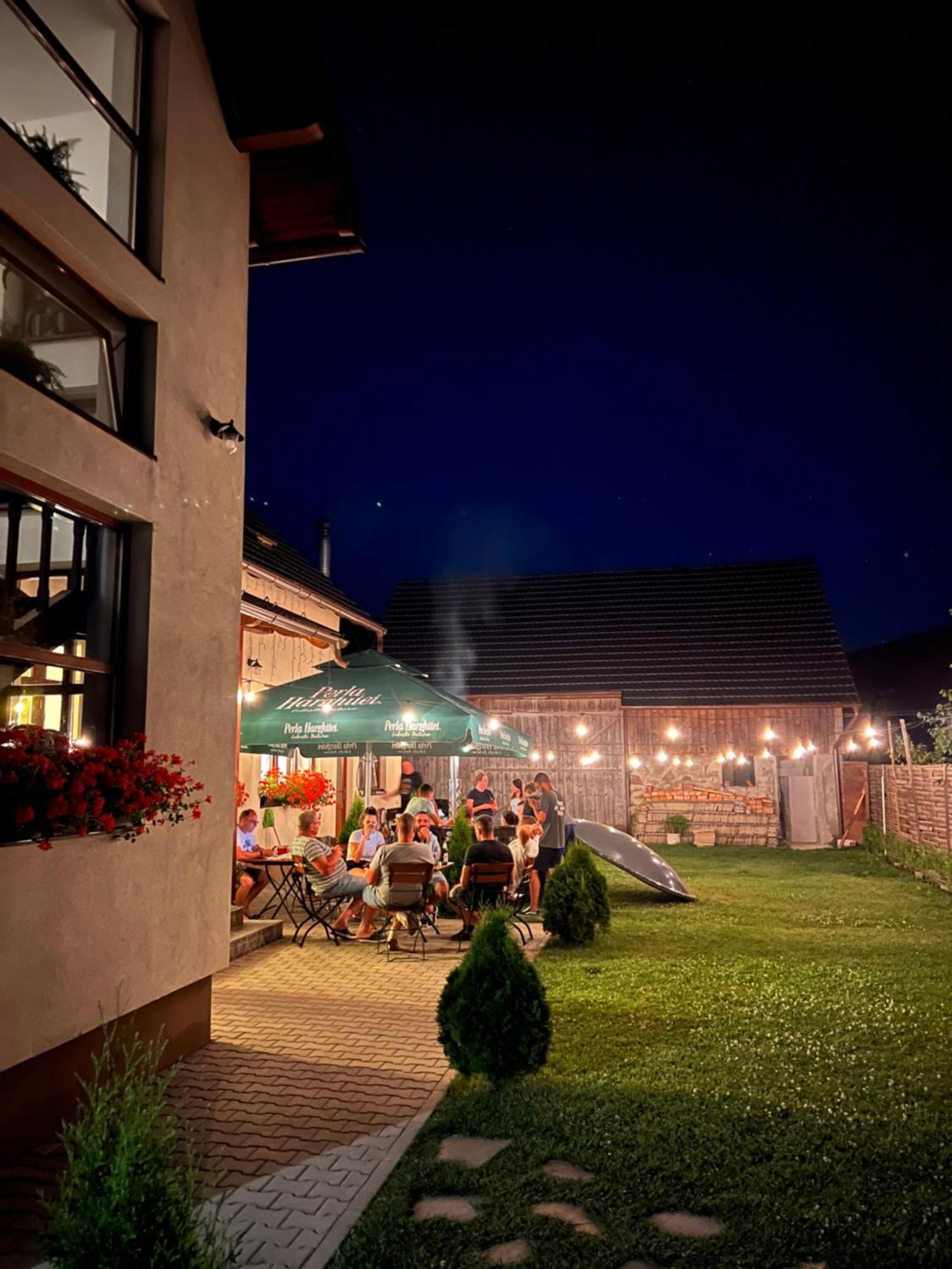 Famives Vendeghaz Bed and Breakfast Racul Buitenkant foto