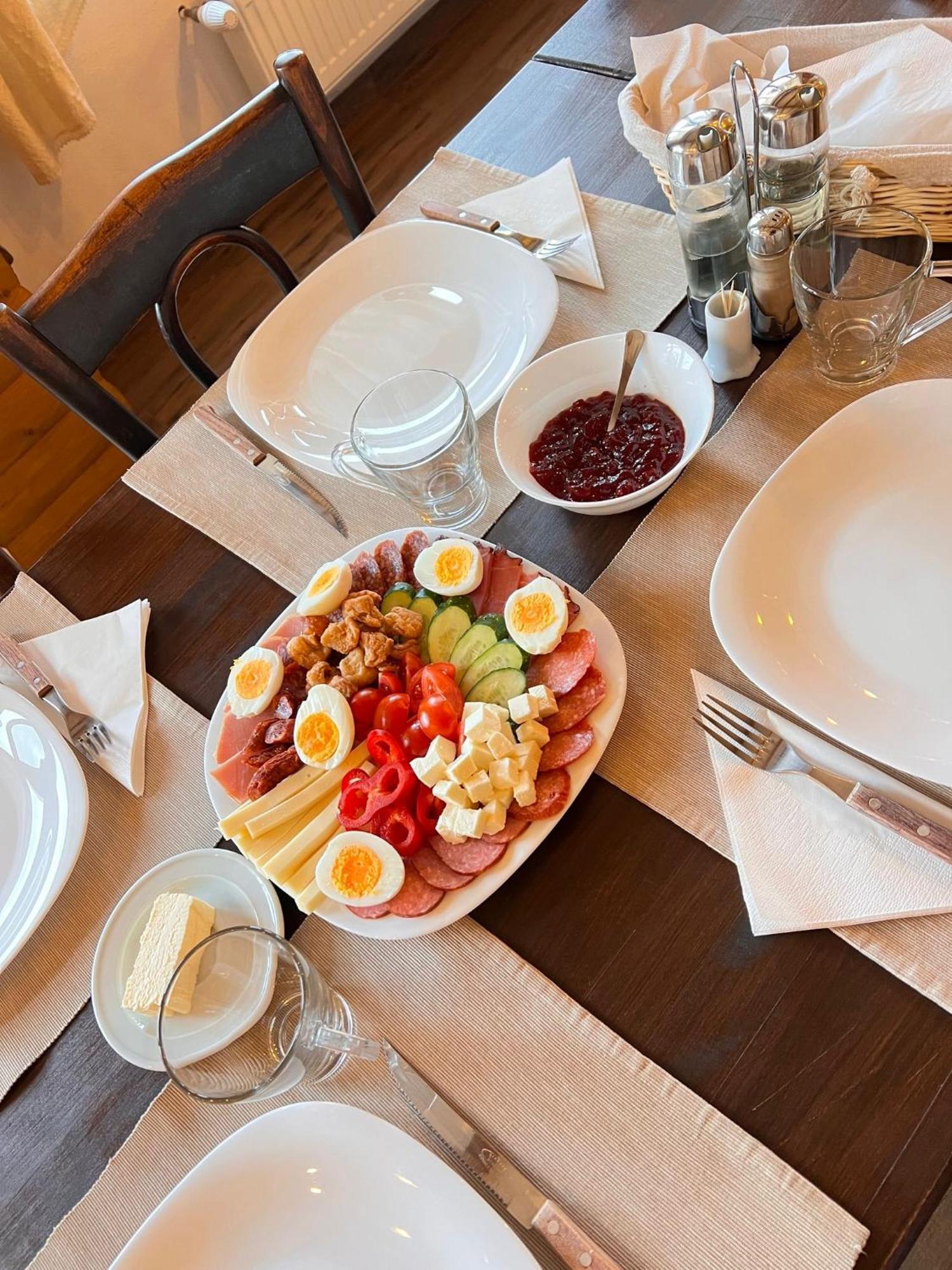 Famives Vendeghaz Bed and Breakfast Racul Buitenkant foto