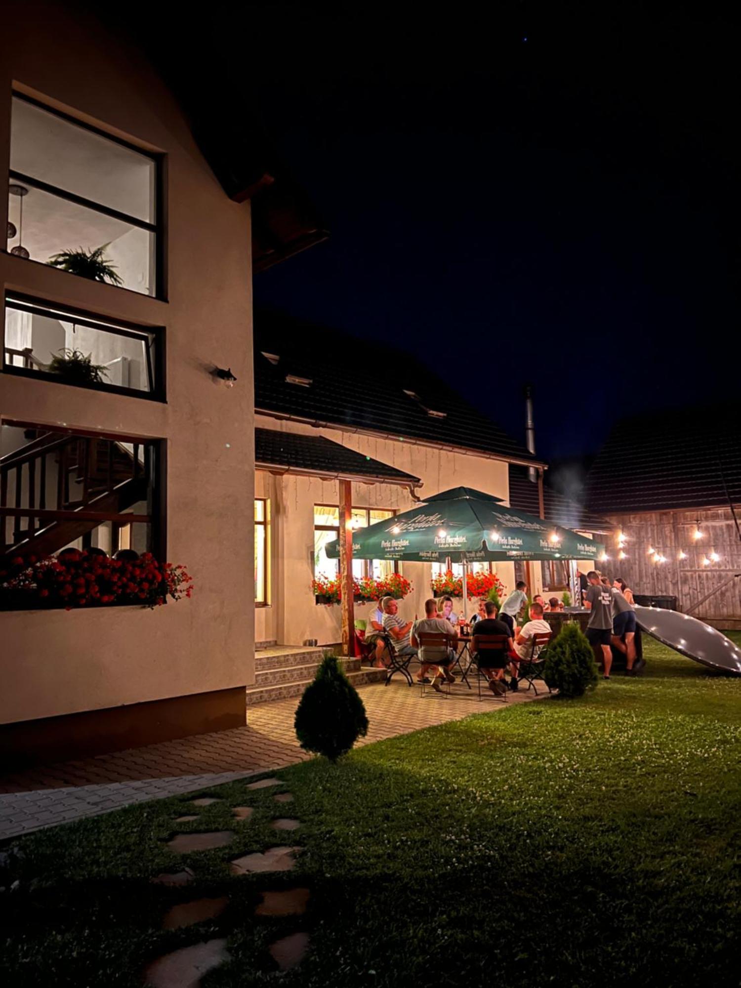 Famives Vendeghaz Bed and Breakfast Racul Buitenkant foto