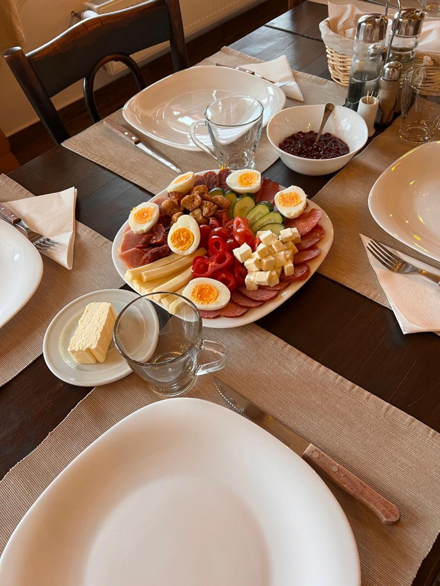 Famives Vendeghaz Bed and Breakfast Racul Buitenkant foto