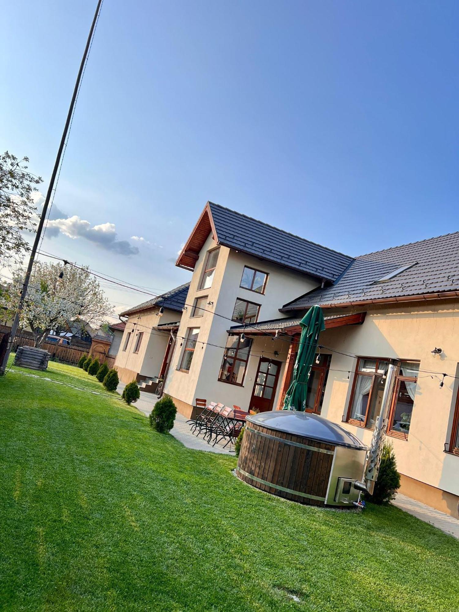 Famives Vendeghaz Bed and Breakfast Racul Buitenkant foto